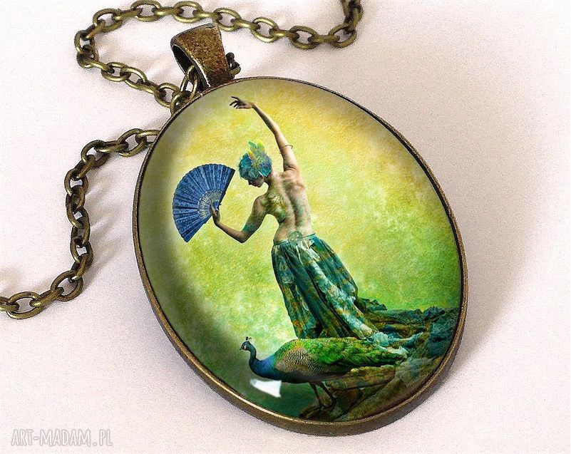 tancerka owalny medalion łańcuszkiem paw taniec pawie