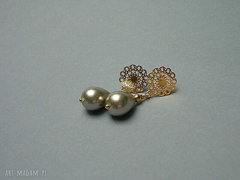 Beżowe perły seashell i pozłacana stal eleganckie kolczyki ok. 4 cm