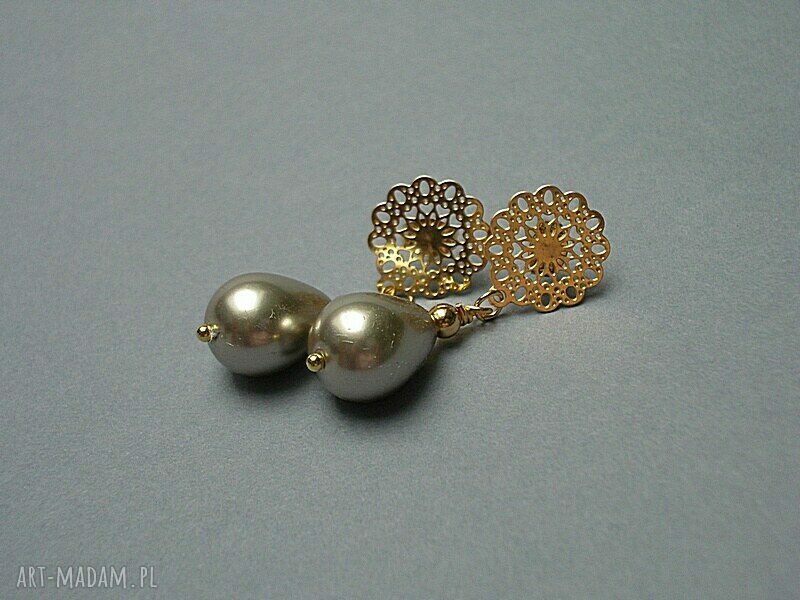 Beżowe perły seashell i pozłacana stal eleganckie kolczyki ok. 4 cm