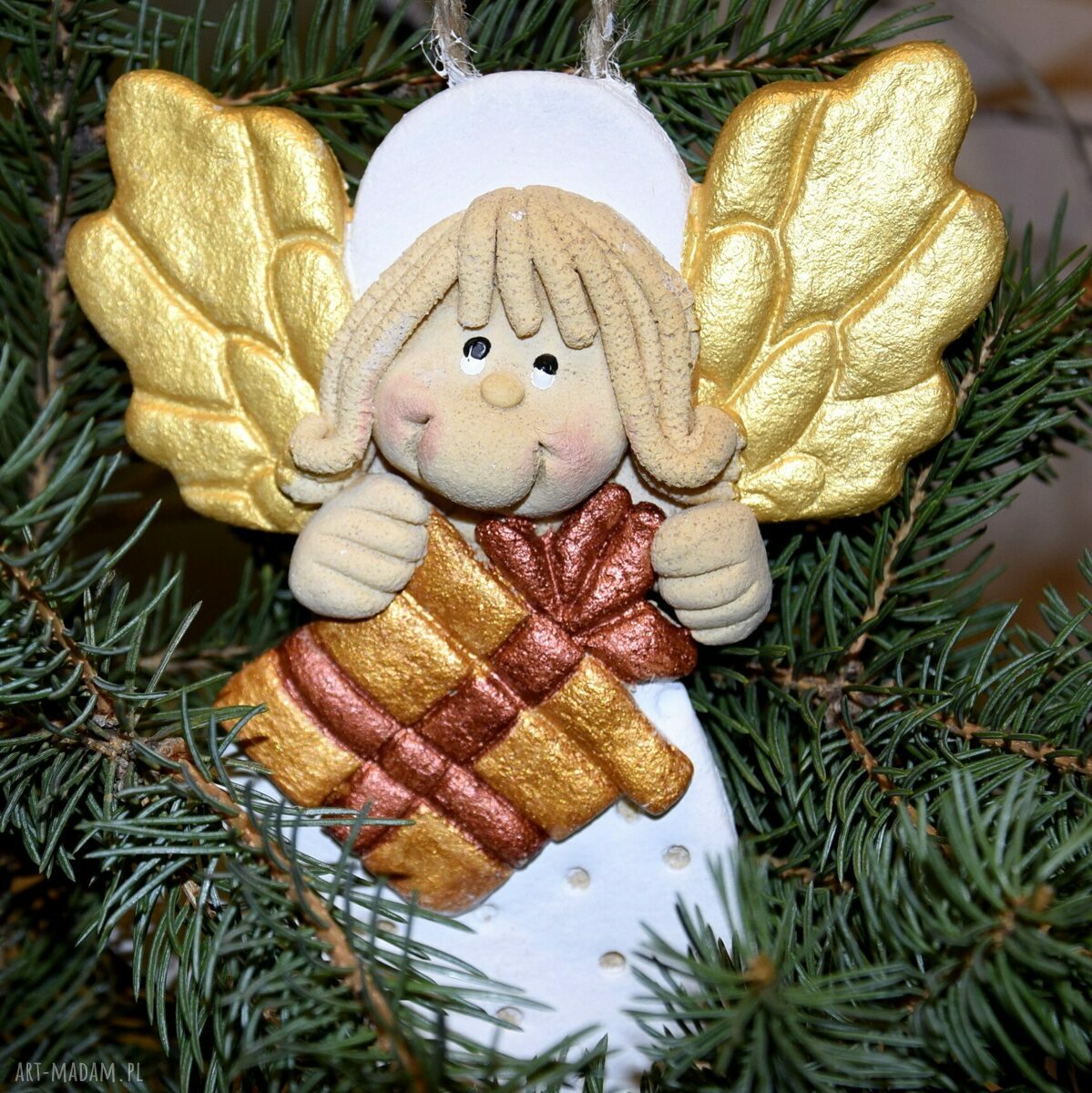 Pędzę z prezentem - anioł na szczęście z masy solnej
