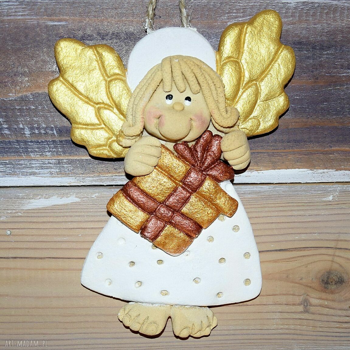 Pędzę z prezentem - anioł na szczęście z masy solnej