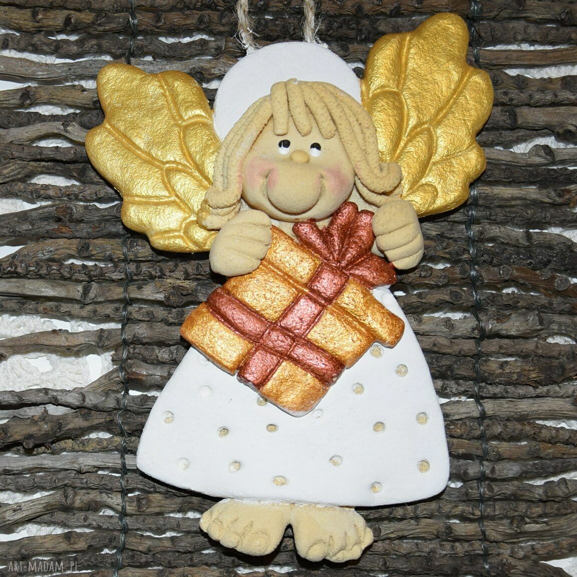 Pędzę z prezentem - anioł na szczęście z masy solnej