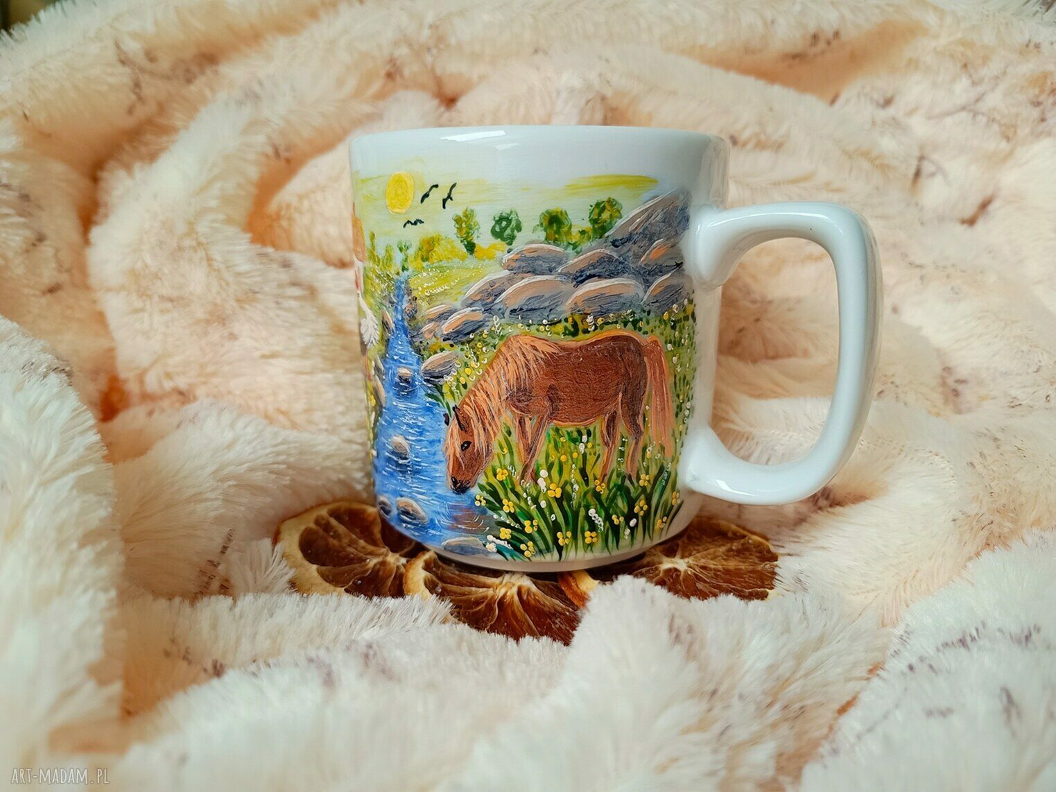 Pejzaż z koniem, bocianem i źródłem słonecznym - ręcznie malowany kubek 300 ml