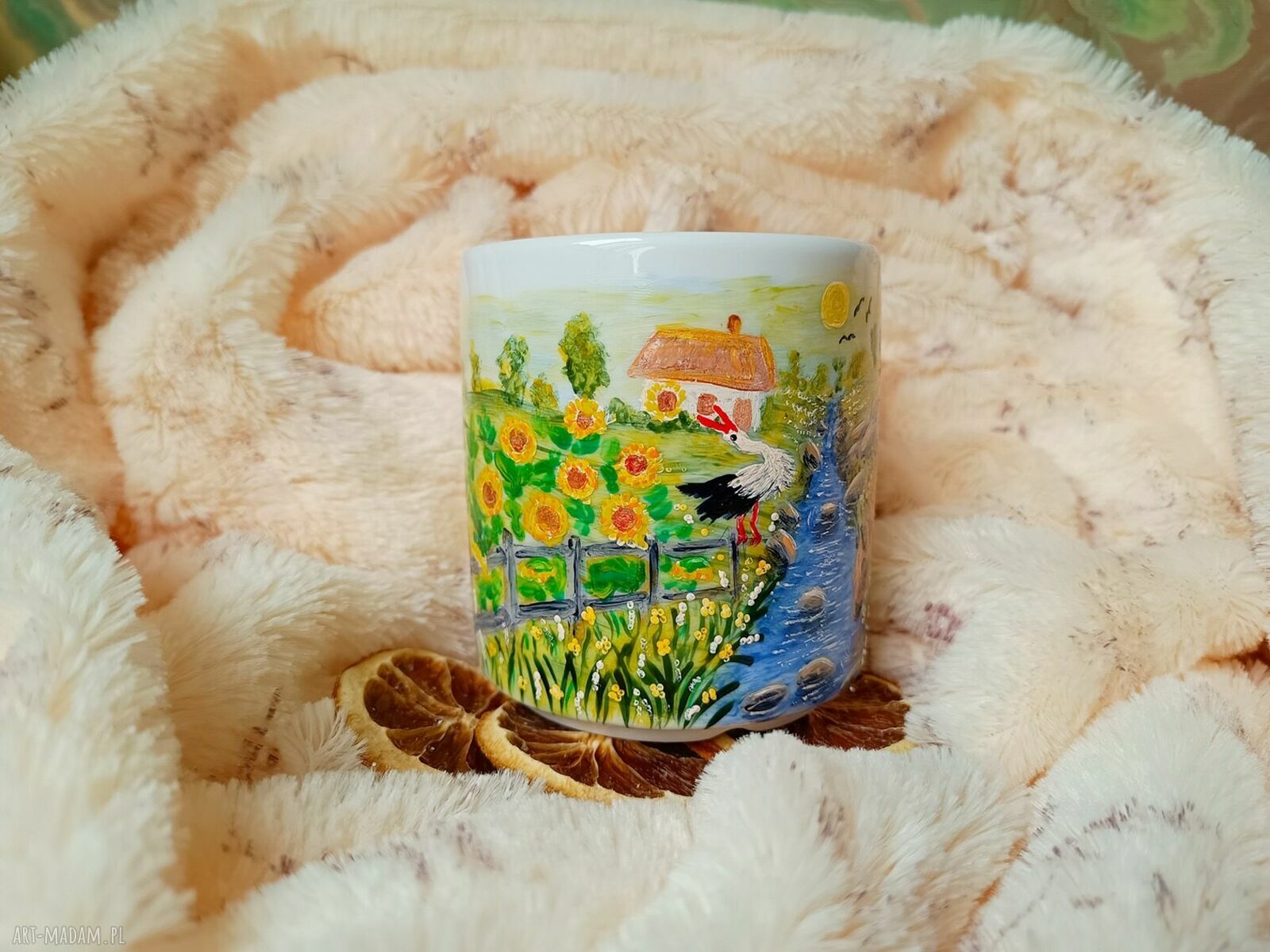 Pejzaż z koniem, bocianem i źródłem słonecznym - ręcznie malowany kubek 300 ml