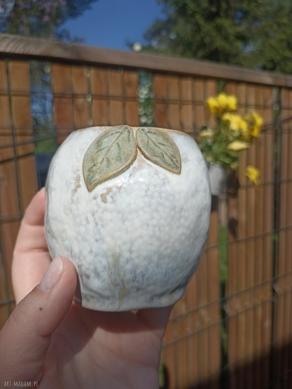 Pękaty kubek ceramiczny z cytryną handmade