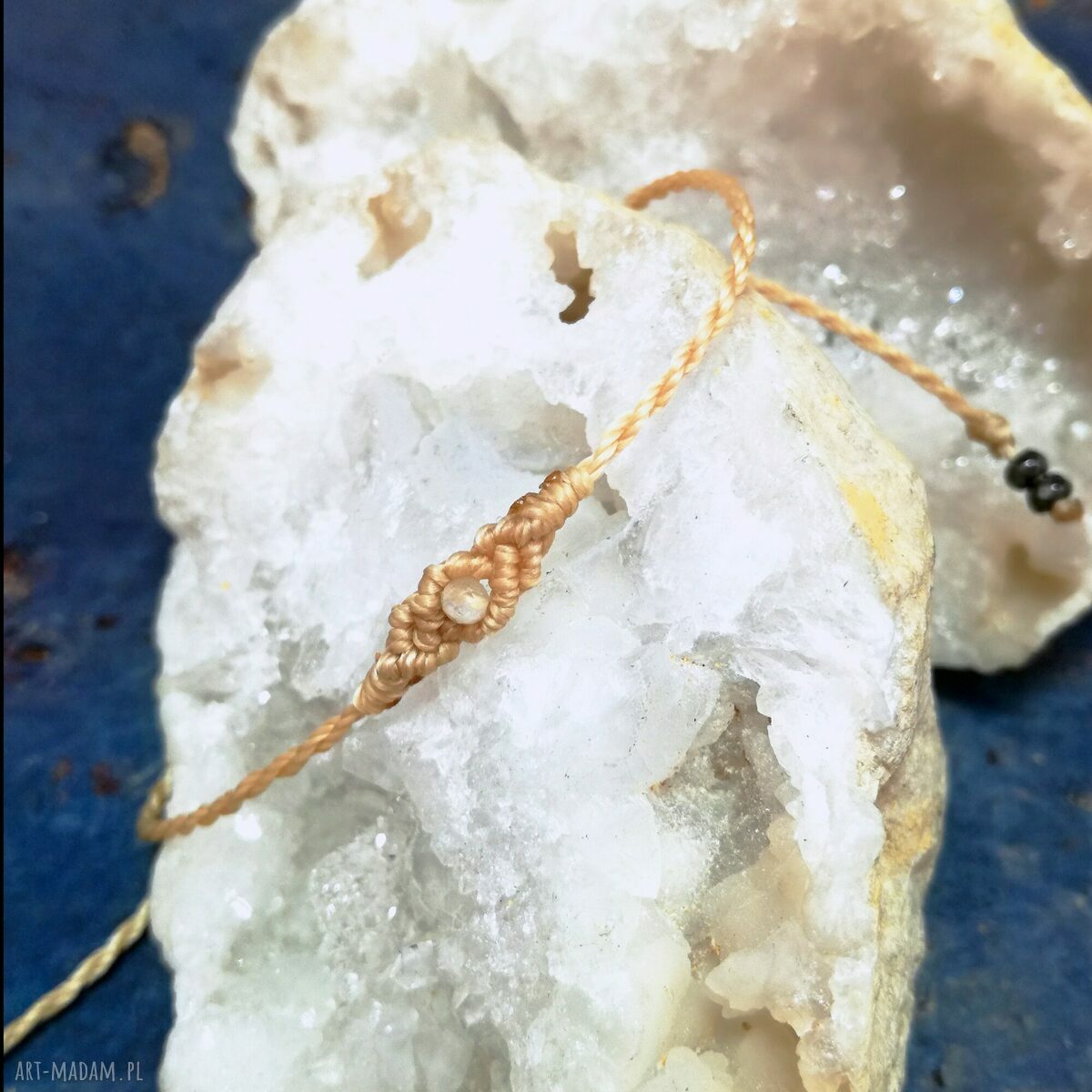 Delikatna bransoletka z cytrynem w mikromakramie (regulowana)