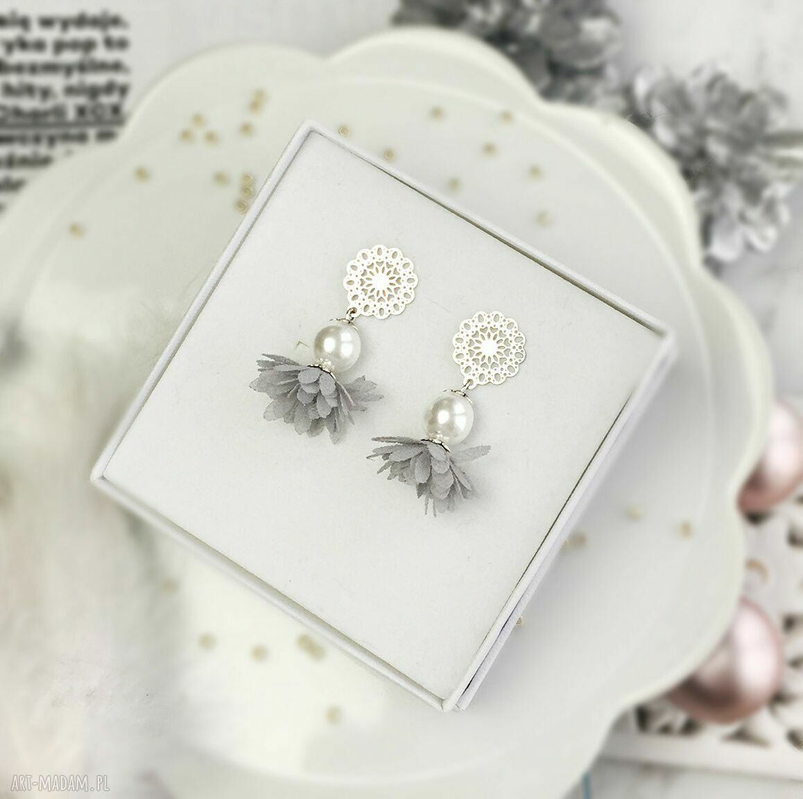 Kolczyki handmade z perełką - szare rozetki z pióropuszem