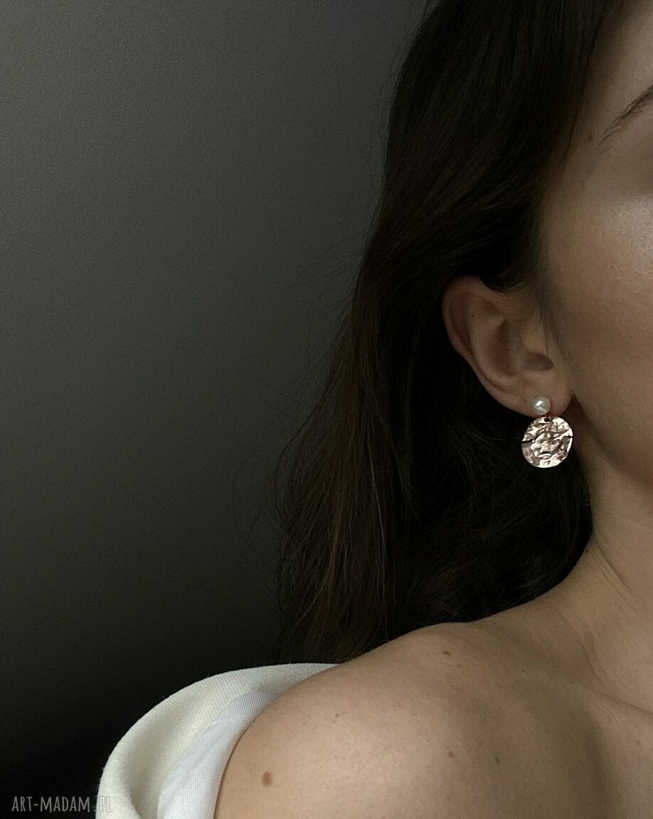 kolczyki: Kolczyki perły z dużymi nieregularnymi kołami z różowego złota Ręcznie