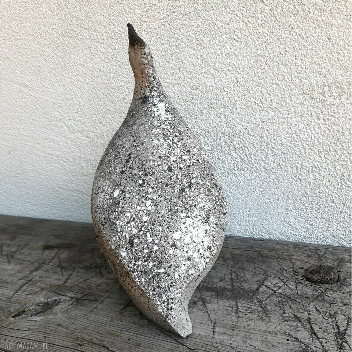 Ceramiczna perliczka lub pantarka - ptak w stylu natury, rzeźba na taras i do ogrodu