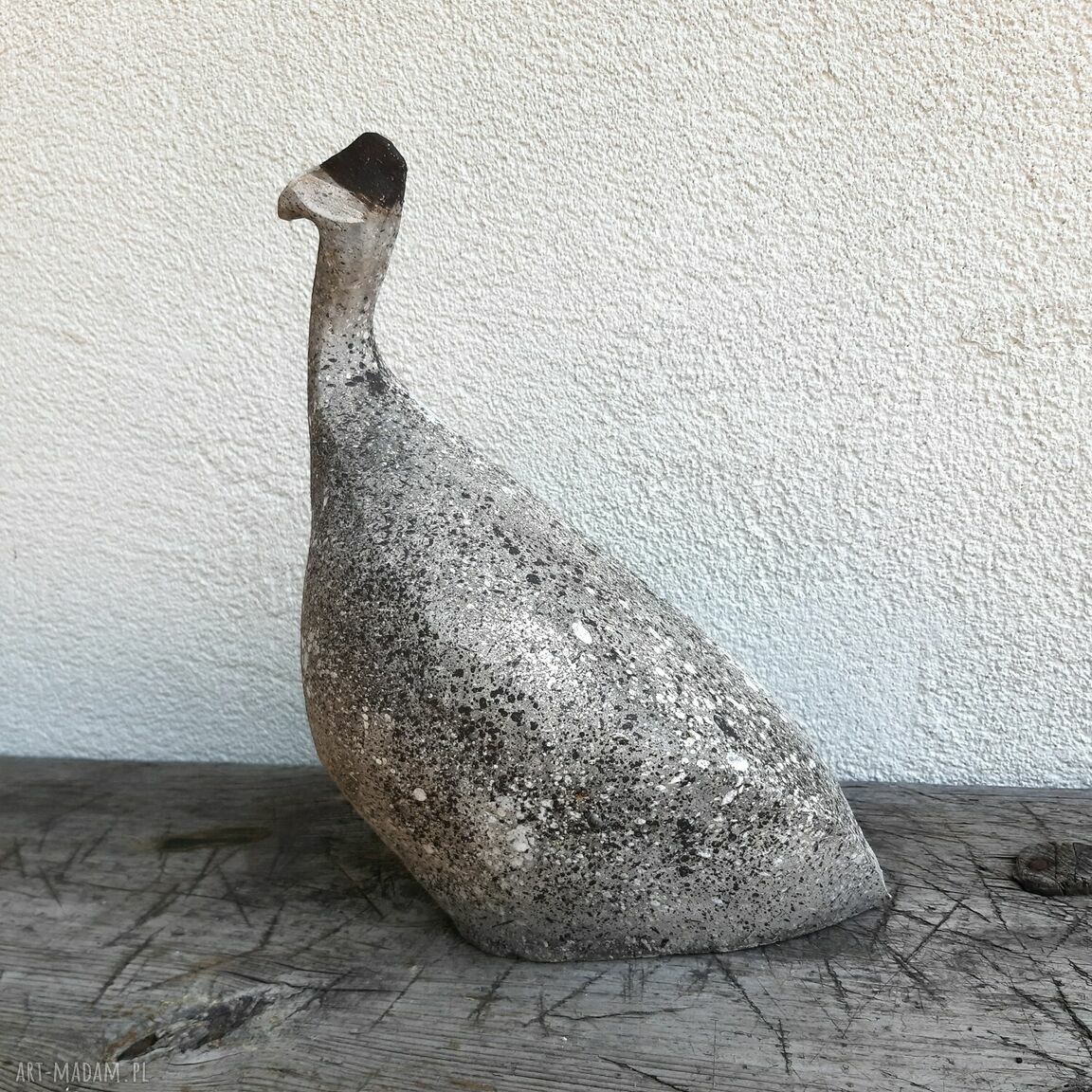 Ceramiczna perliczka lub pantarka - ptak w stylu natury, rzeźba na taras i do ogrodu