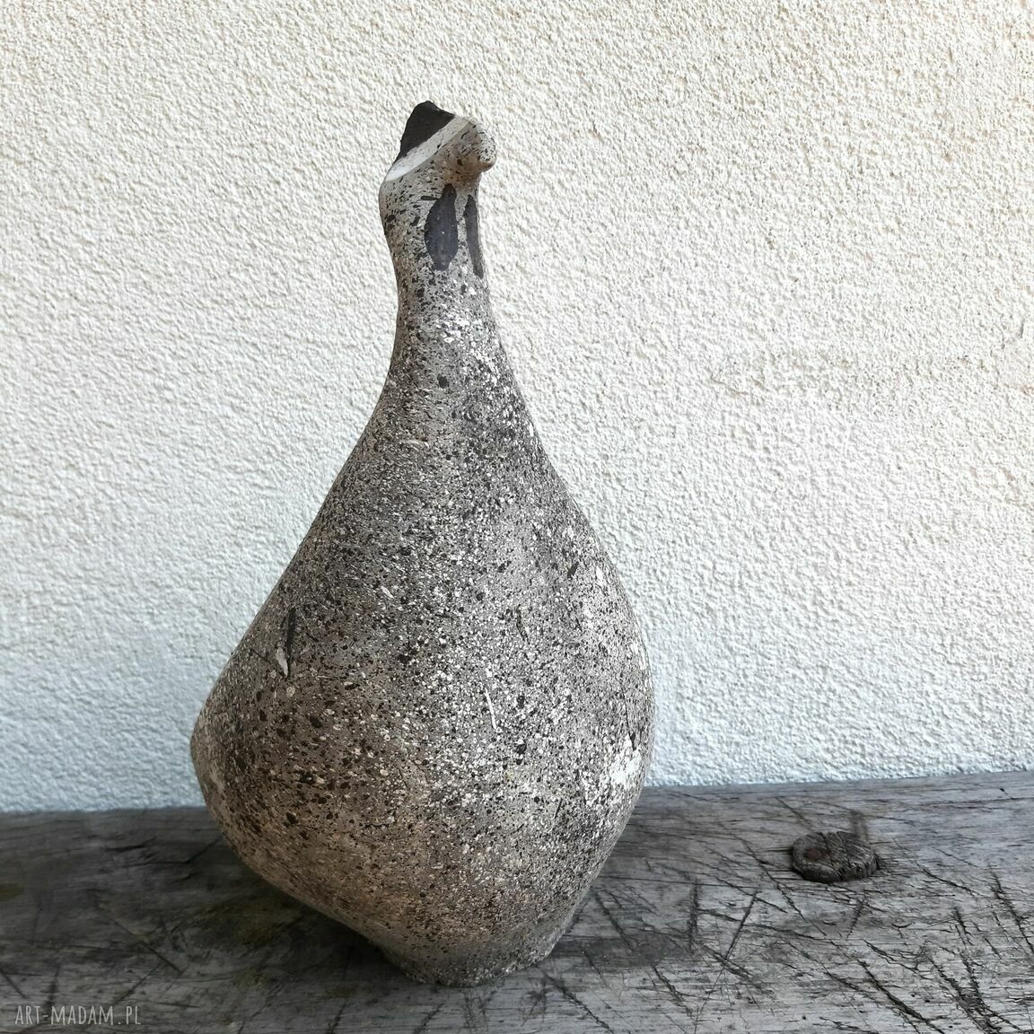 Ceramiczna perliczka lub pantarka - ptak w stylu natury, rzeźba na taras i do ogrodu