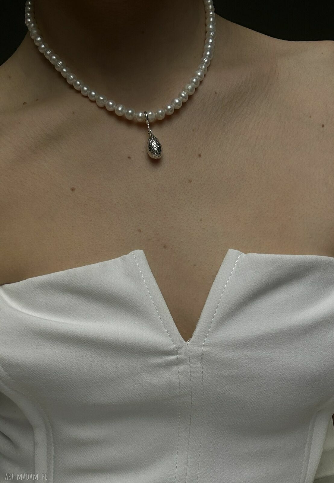 naszyjniki: Srebrny naszyjnik z pereł naturalnych z gniecioną kroplą Handmade