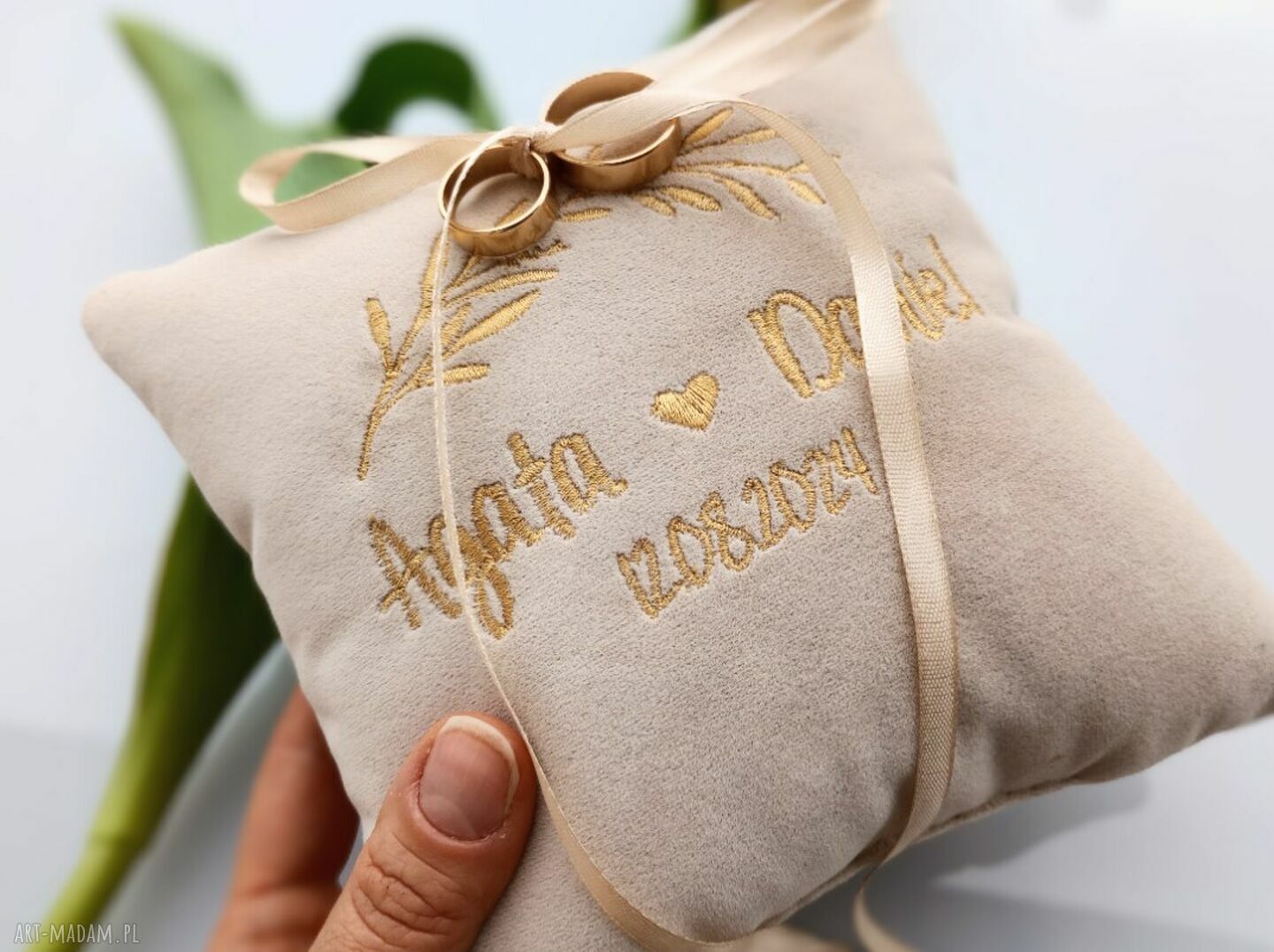 Personalizowana poduszka ślubna na obrączki - haft imion i daty