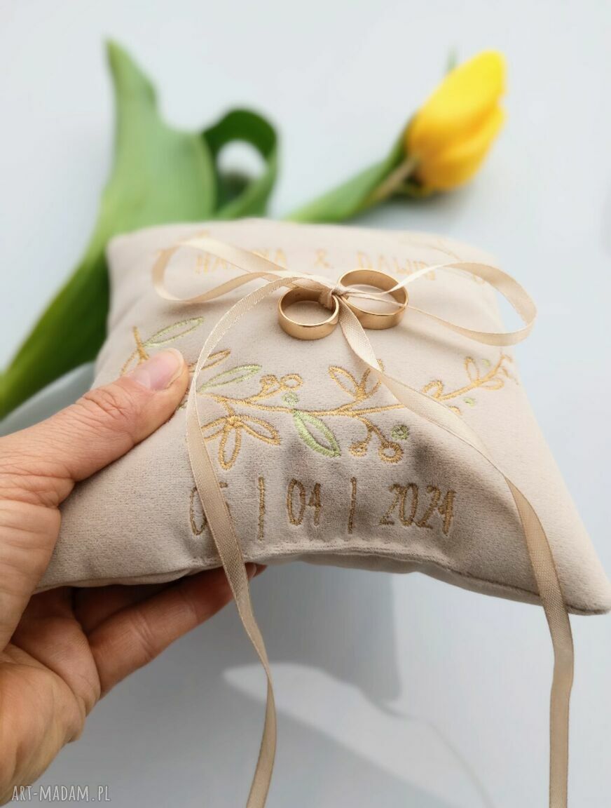 Personalizowana poduszka ślubna na obrączki - haftowana z beżowego weluru
