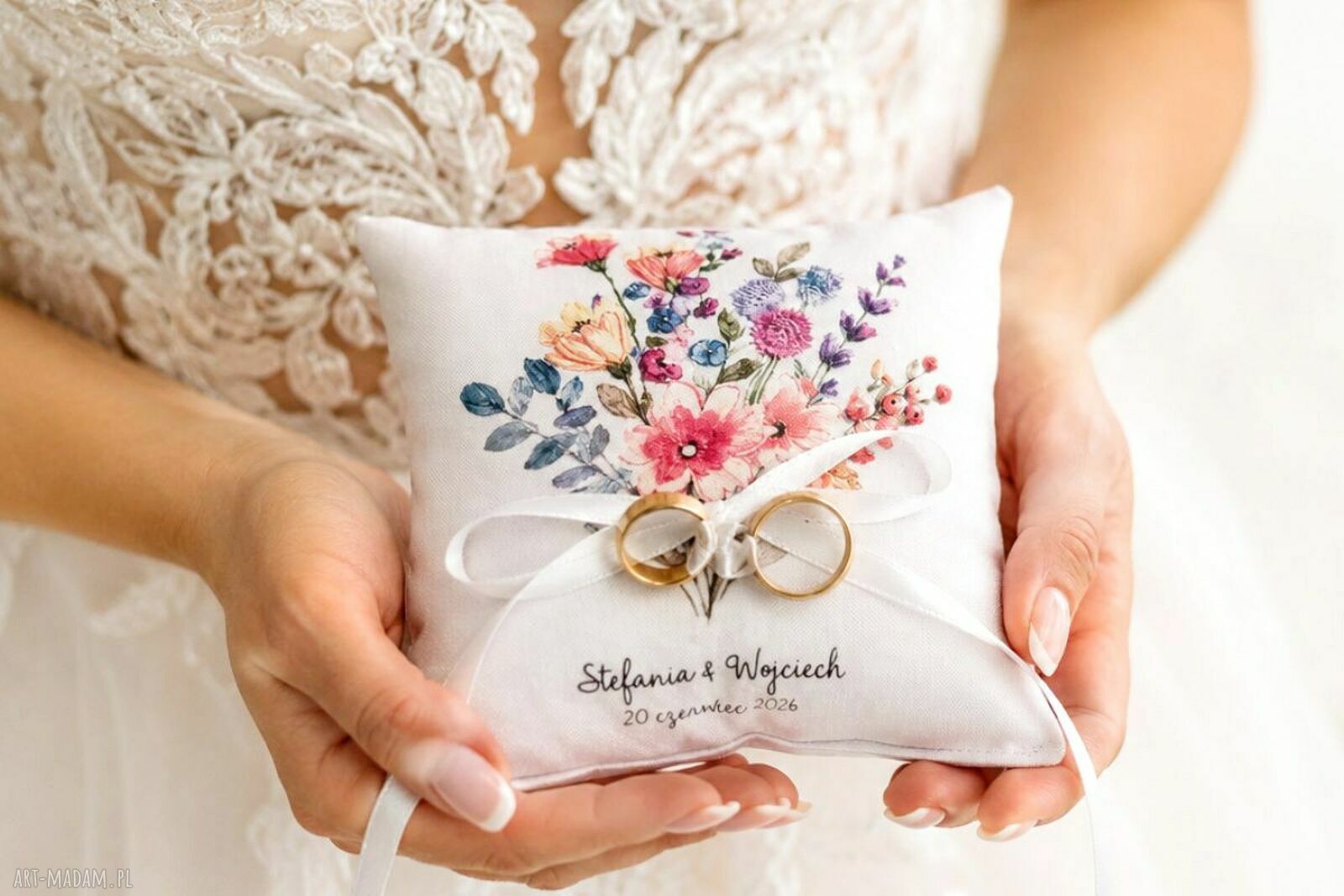 Personalizowana poduszka na obrączki z motywem kwiatowym - 14x14 cm