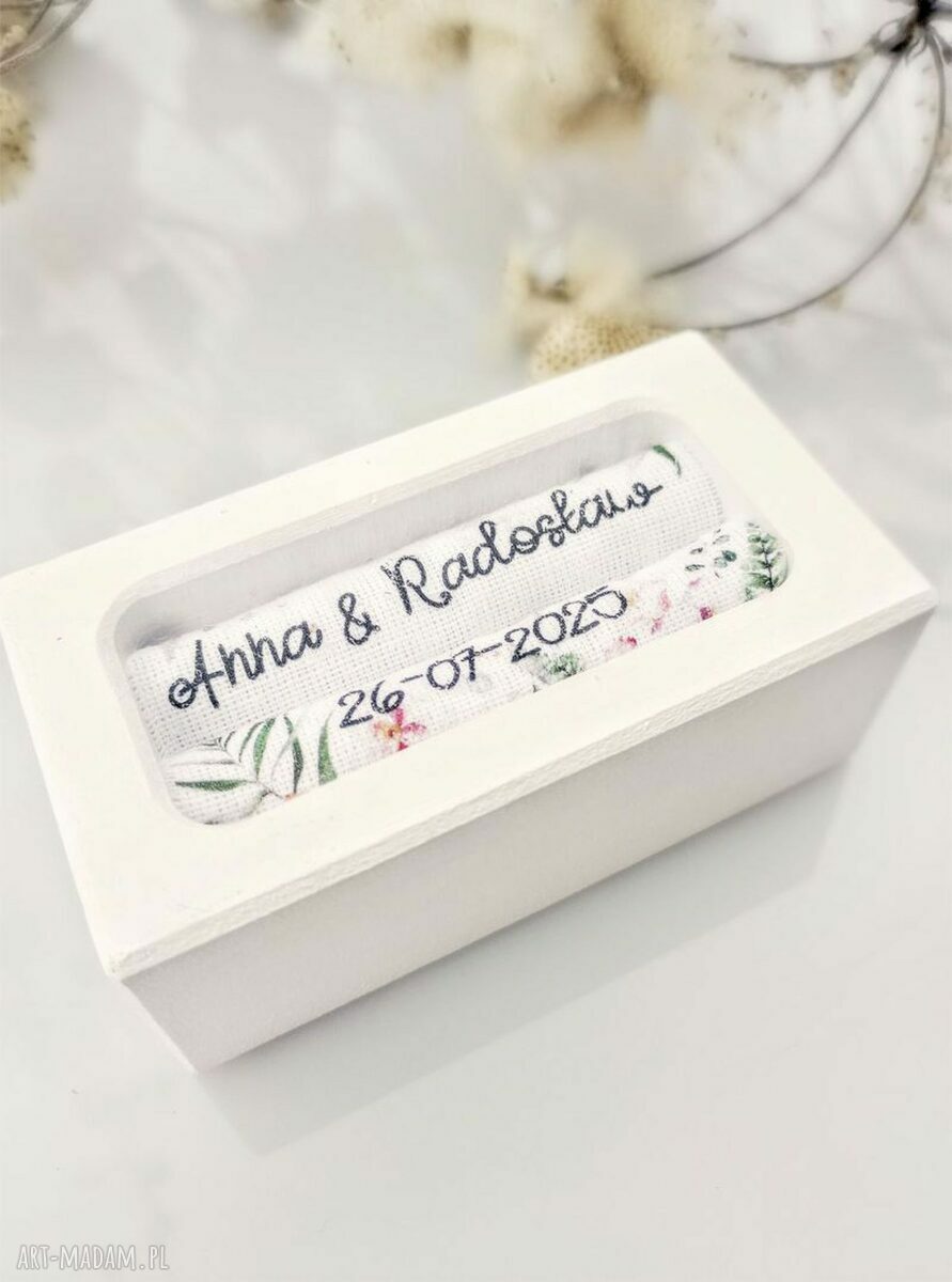 Personalizowane białe pudełko na obrączki ślubne 9x5 cm z imionami i datą
