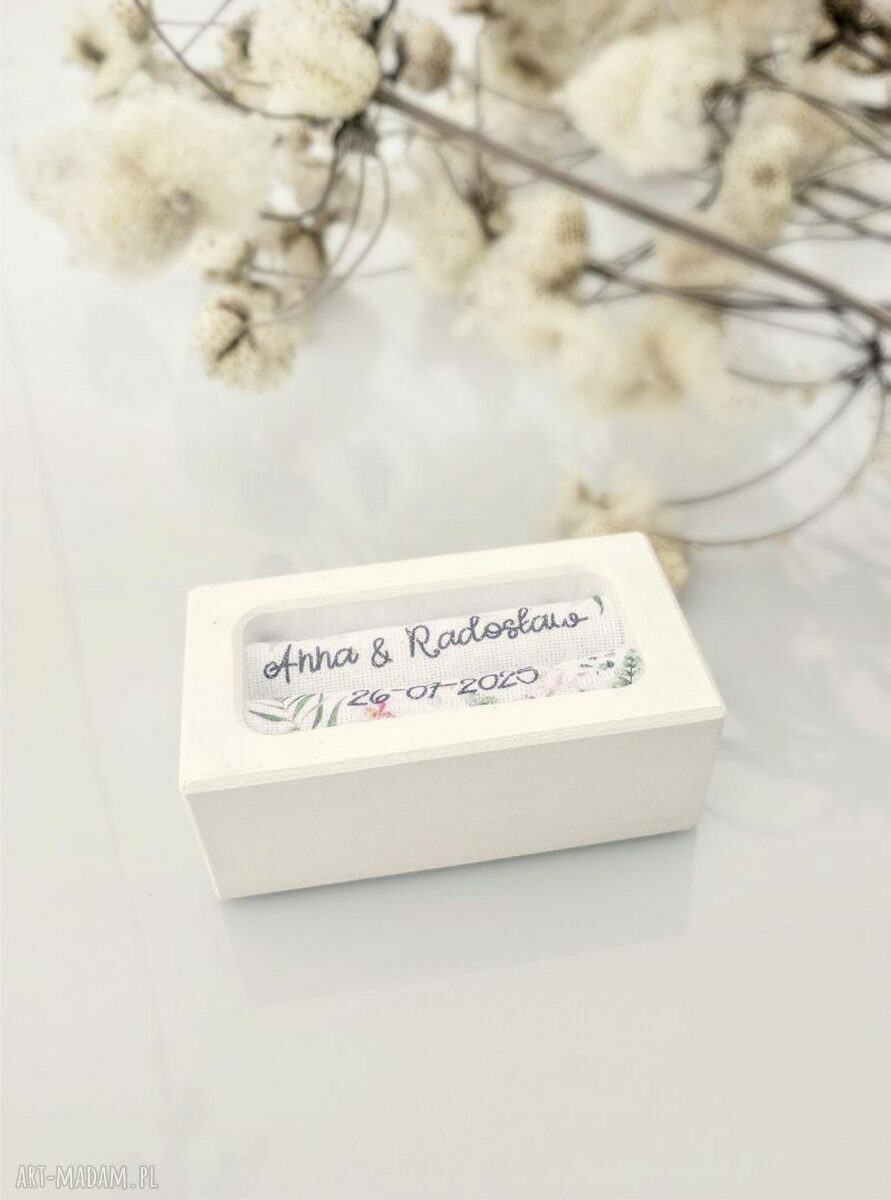 Personalizowane białe pudełko na obrączki ślubne 9x5 cm z imionami i datą