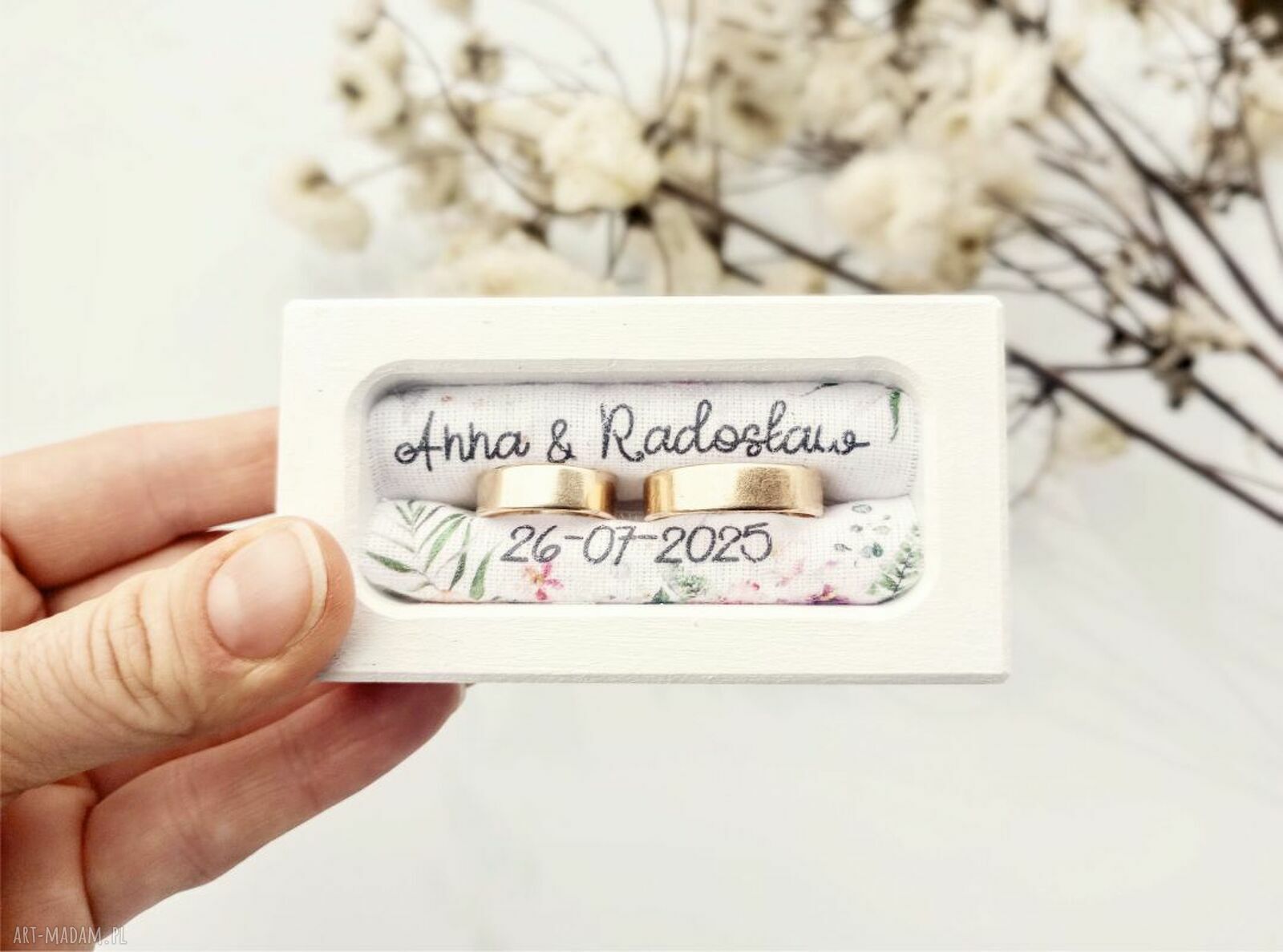 Personalizowane białe pudełko na obrączki ślubne 9x5 cm z imionami i datą
