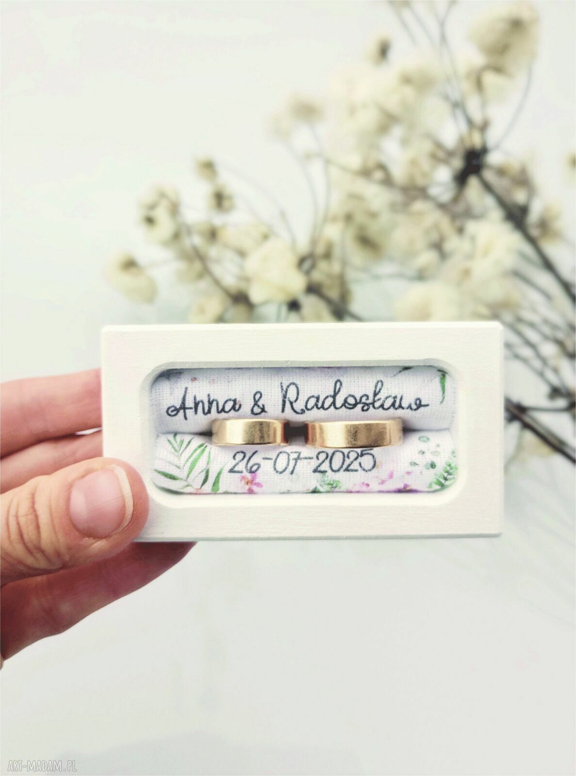 Personalizowane białe pudełko na obrączki ślubne 9x5 cm z imionami i datą