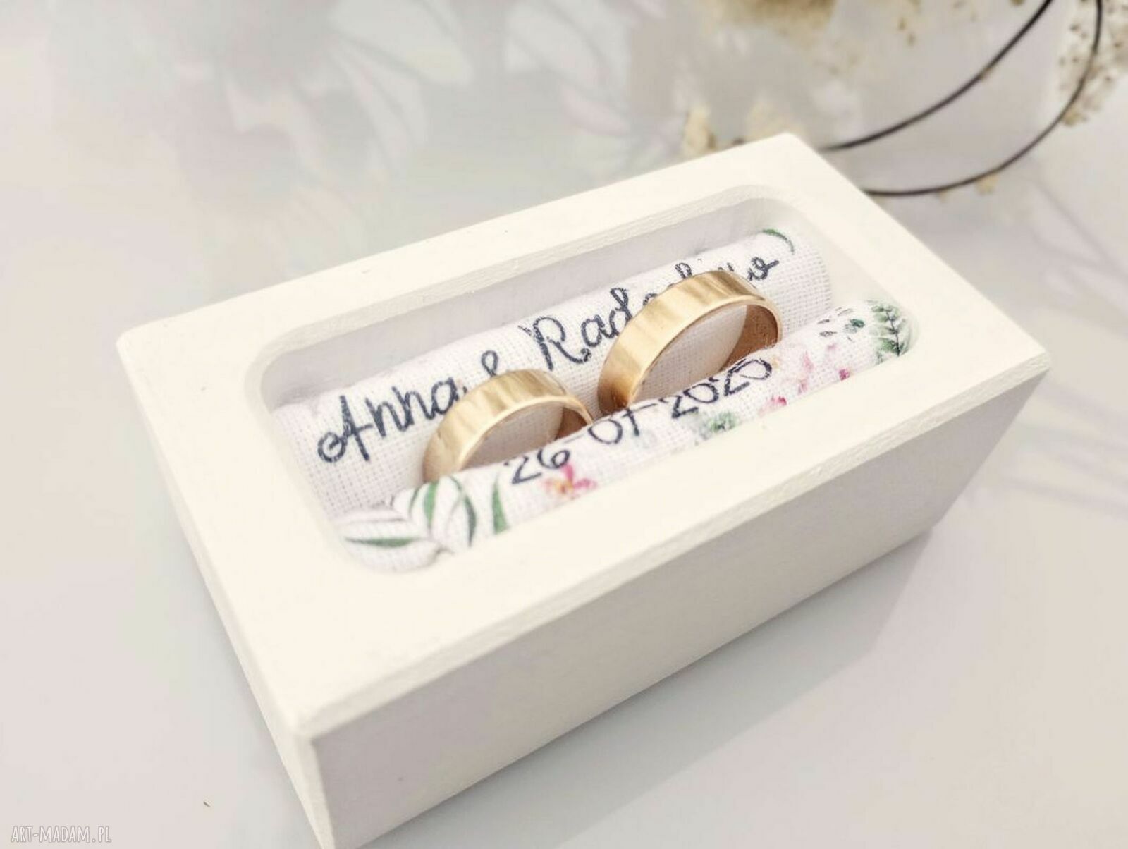 Personalizowane białe pudełko na obrączki ślubne 9x5 cm z imionami i datą