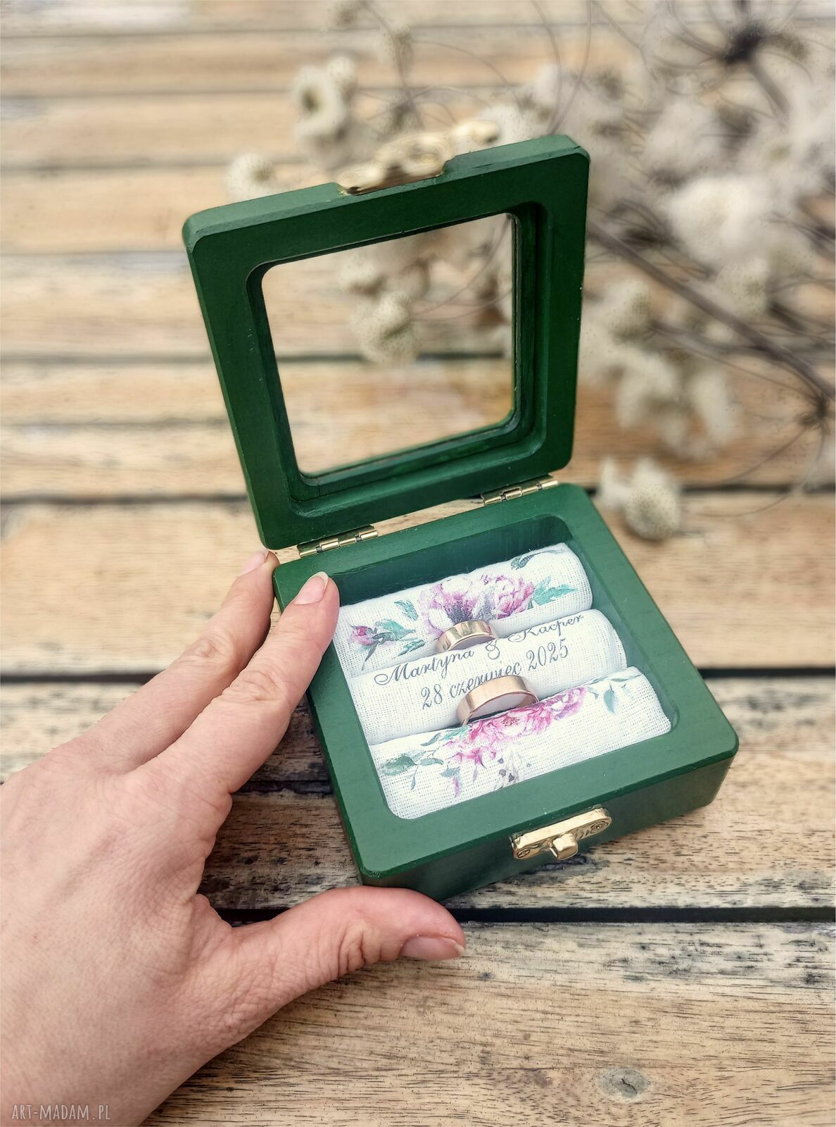 Personalizowane pudełko na obrączki z szybką - zielone dębowe 10x10 cm z imionami i datą ślubu