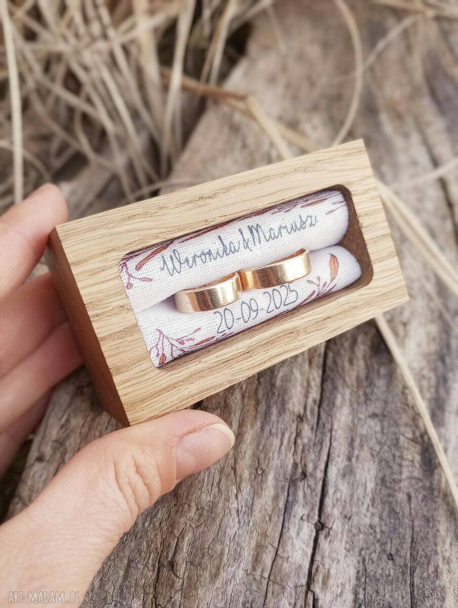 Personalizowane pudełko na obrączki ślubne z sercem - dębowe, ręcznie robione