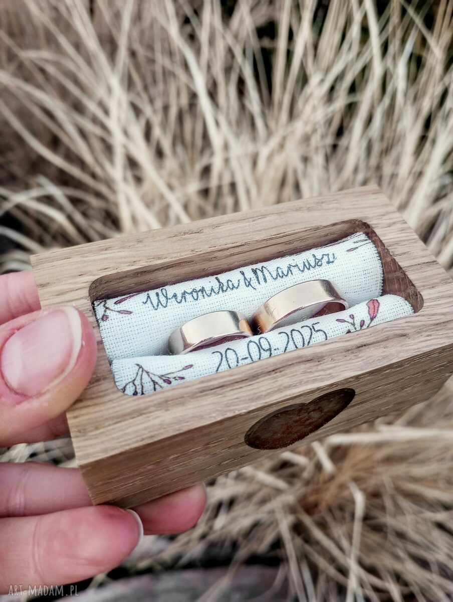Personalizowane pudełko na obrączki ślubne z sercem - dębowe, ręcznie robione