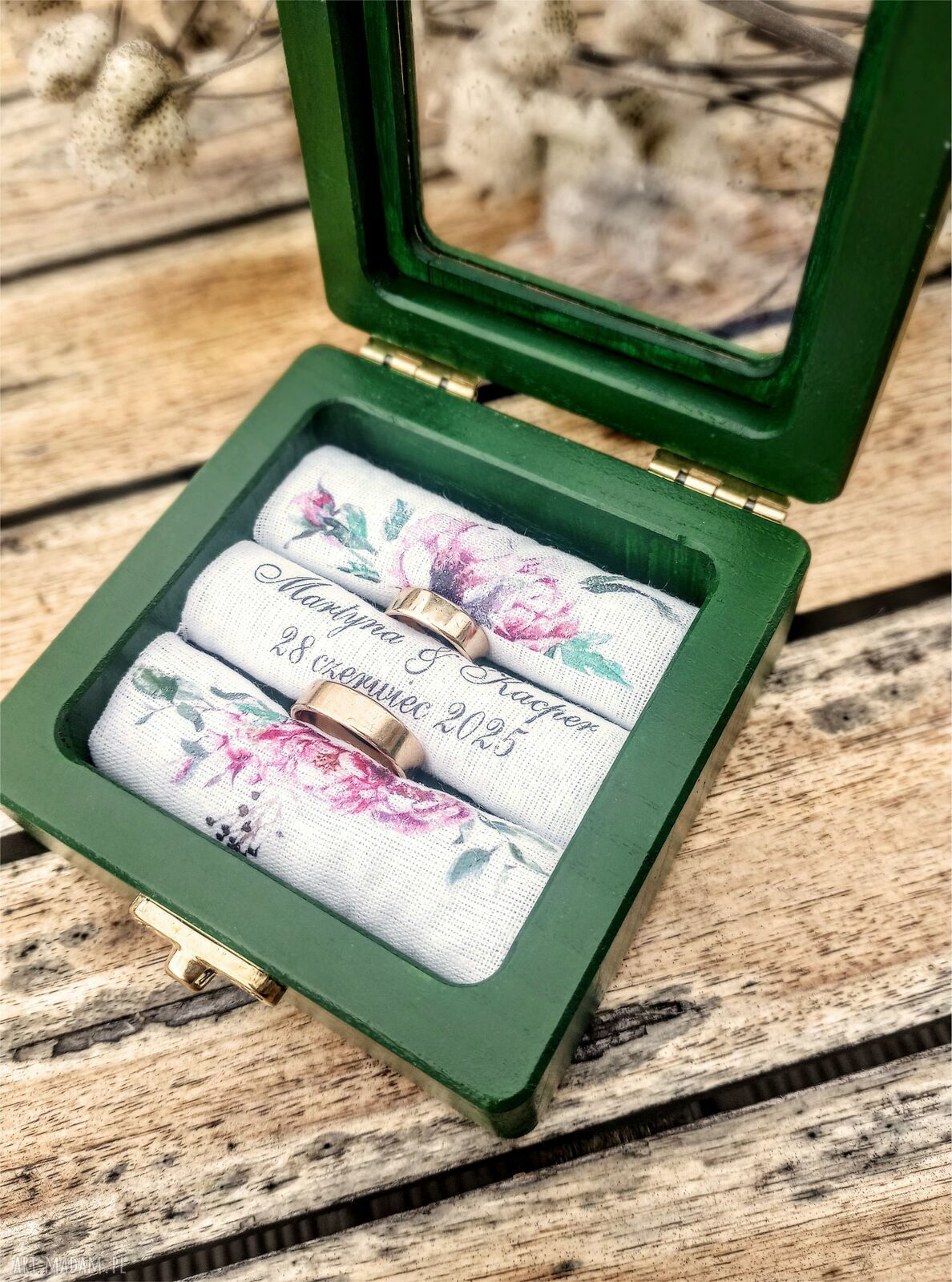 Personalizowane pudełko na obrączki z szybką - zielone dębowe 10x10 cm z imionami i datą ślubu