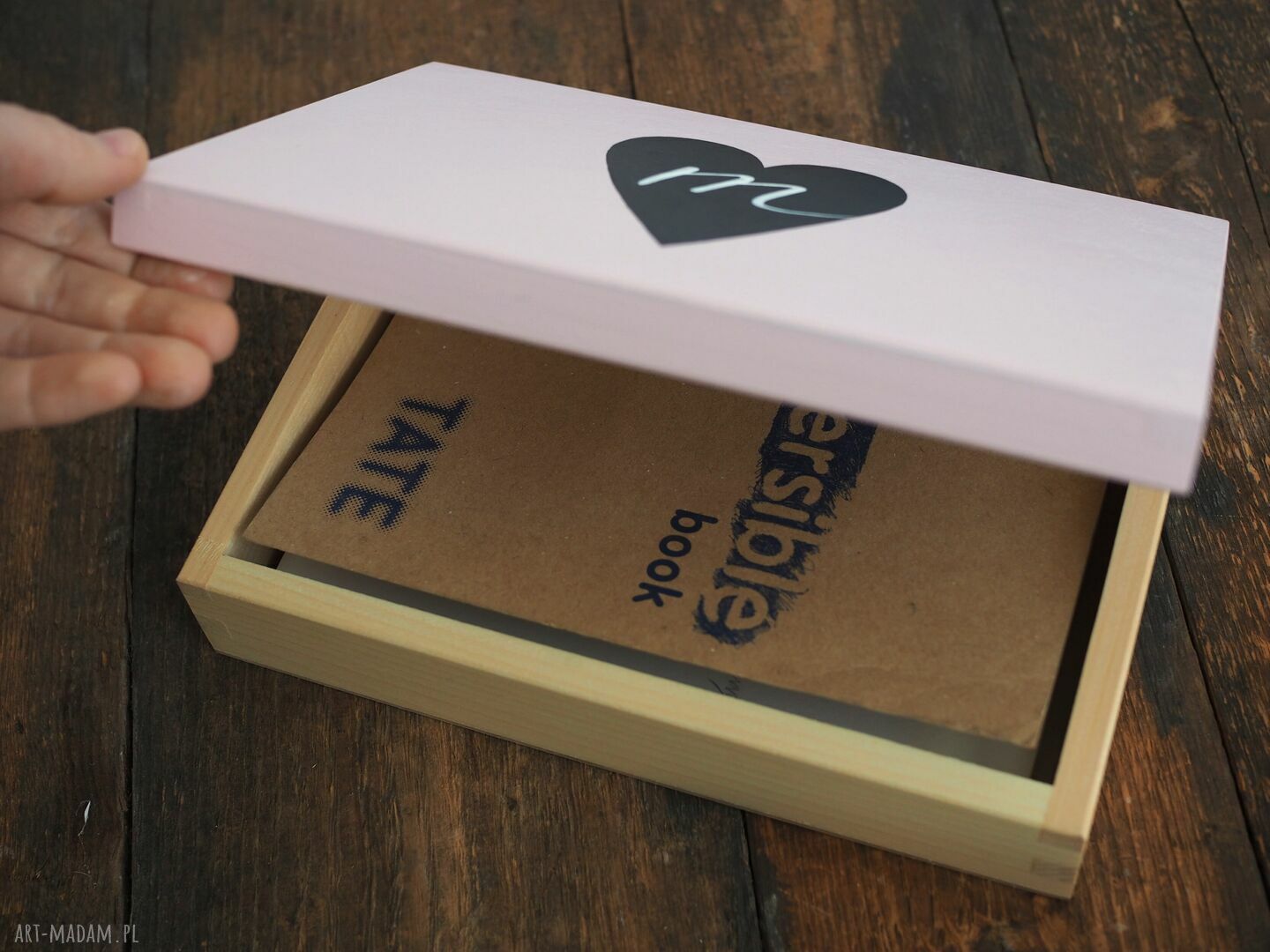 Personalizowane pudełko na zdjęcia 15x20 cm lub A5 - serce z literką