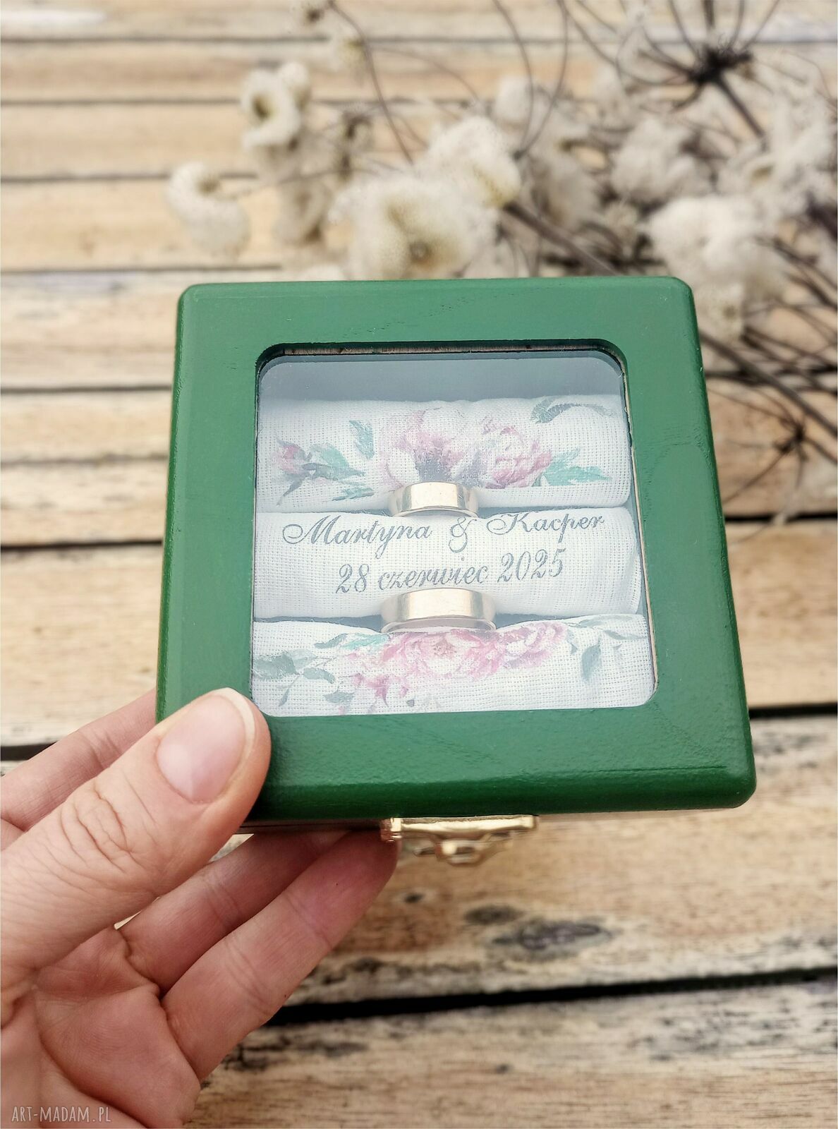 Personalizowane pudełko na obrączki z szybką - zielone dębowe 10x10 cm z imionami i datą ślubu