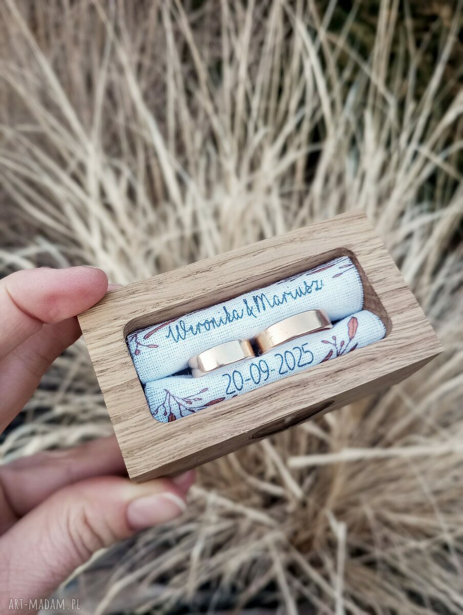 Personalizowane pudełko na obrączki ślubne z sercem - dębowe, ręcznie robione