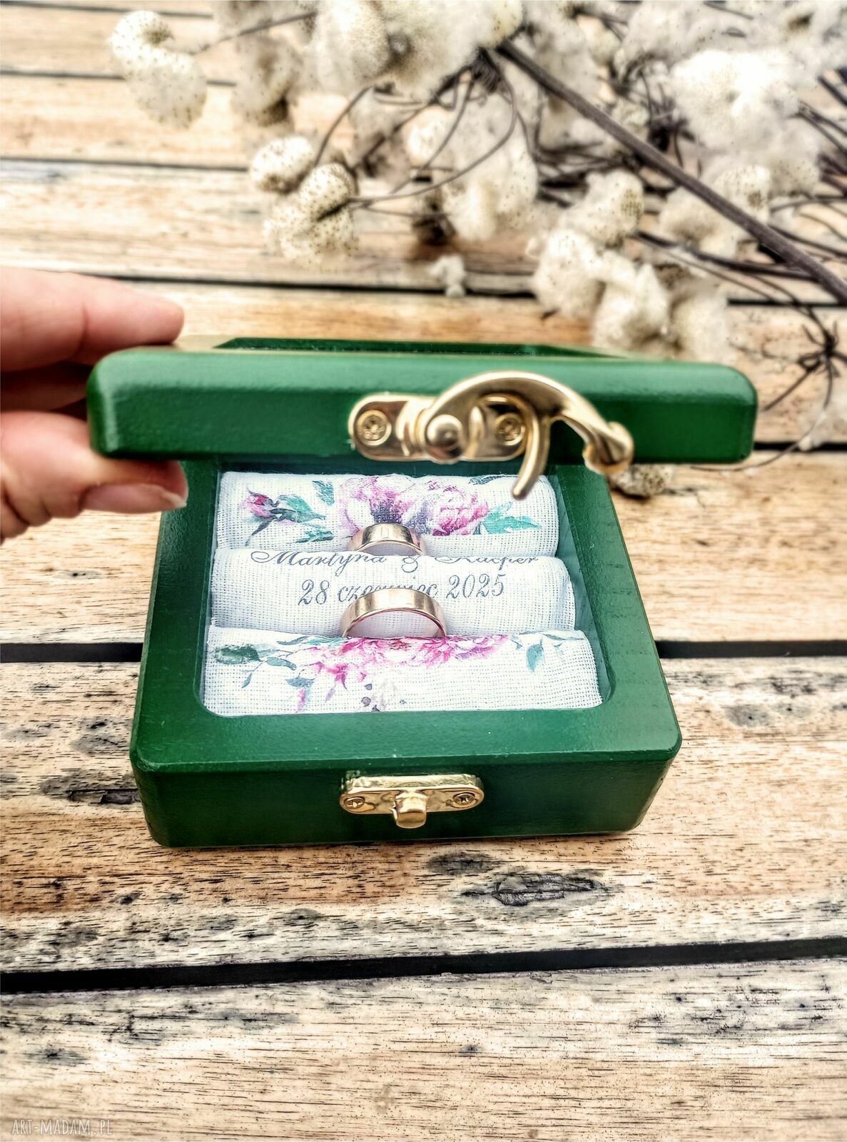 Personalizowane pudełko na obrączki z szybką - zielone dębowe 10x10 cm z imionami i datą ślubu