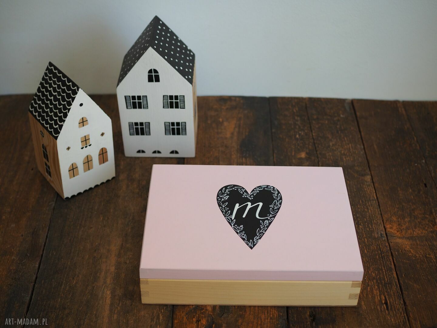 Personalizowane drewniane pudełko na zdjęcia 15x20 z sercem i literką