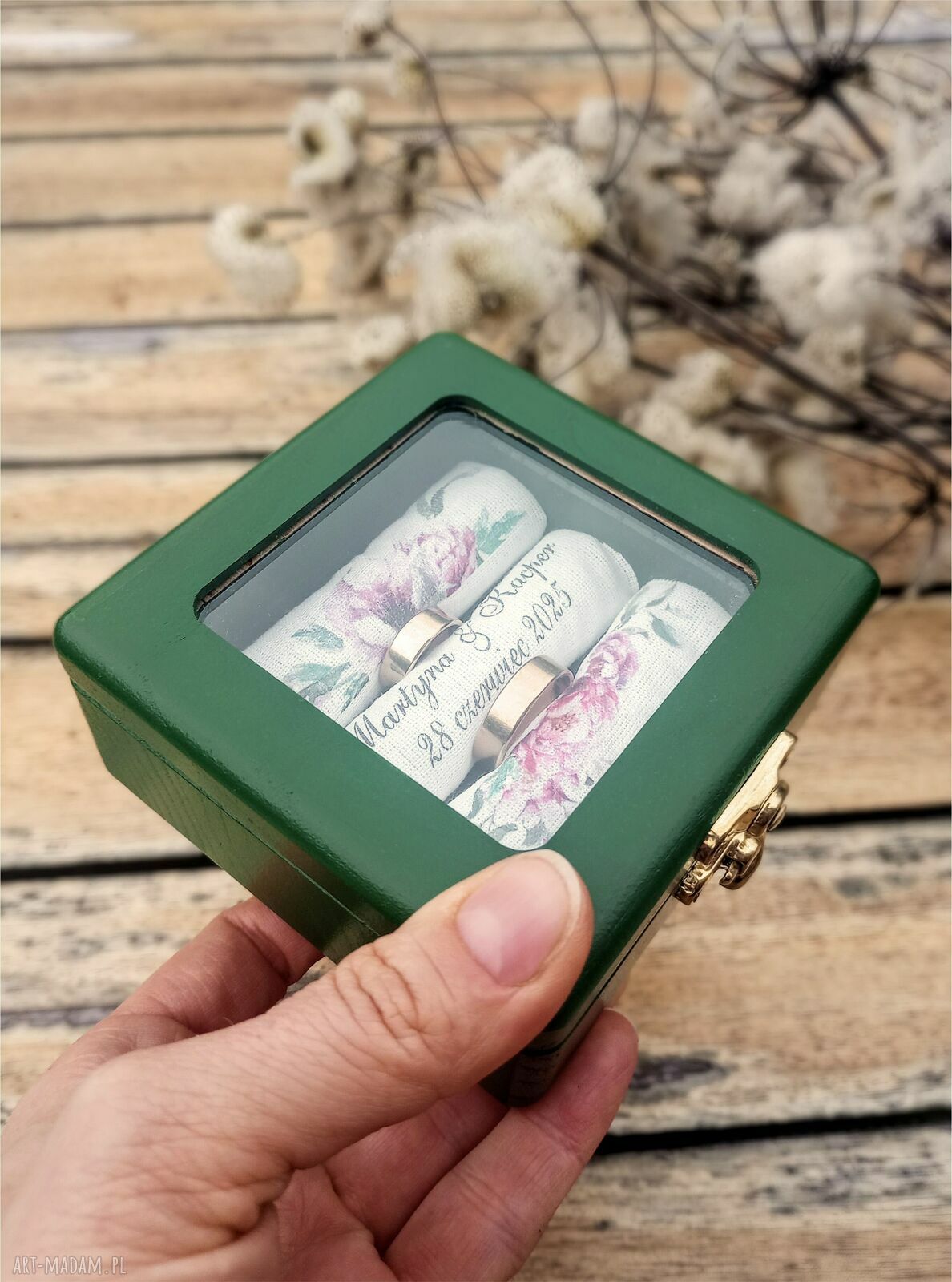 Personalizowane pudełko na obrączki z szybką - zielone dębowe 10x10 cm z imionami i datą ślubu