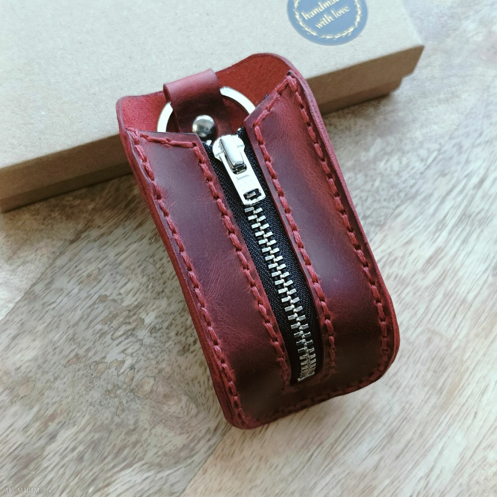 Personalizowane skórzane etui na klucze z grawerem imienia i inicjałów