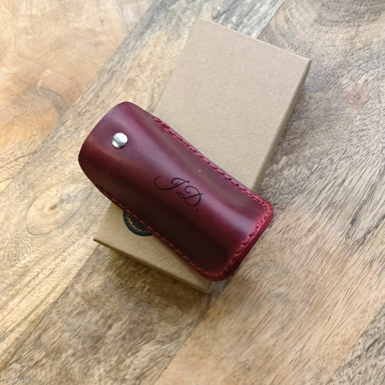 Personalizowane skórzane etui na klucze z grawerem imienia i inicjałów