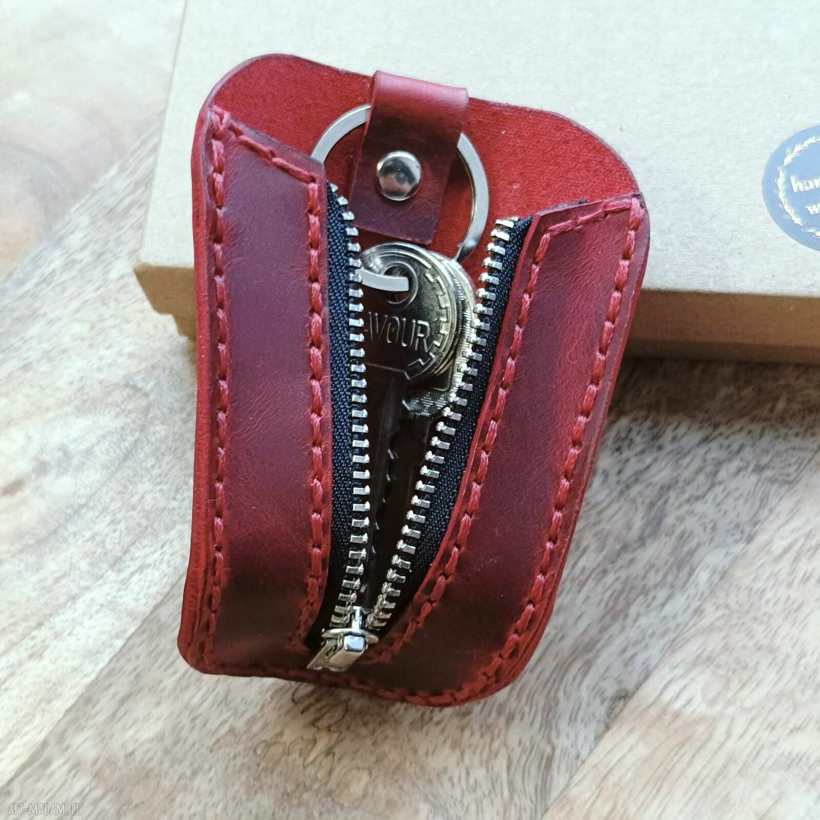 Personalizowane skórzane etui na klucze z grawerem imienia i inicjałów