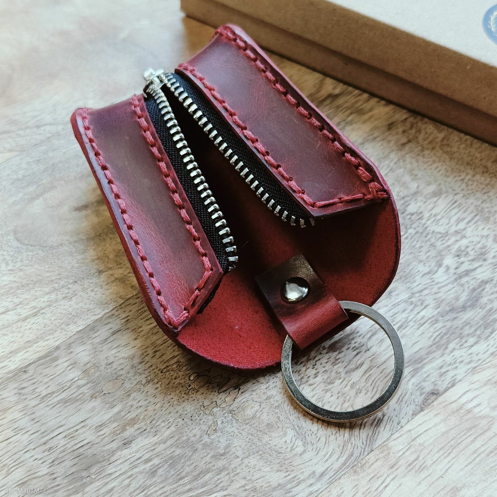 Personalizowane skórzane etui na klucze z grawerem imienia i inicjałów