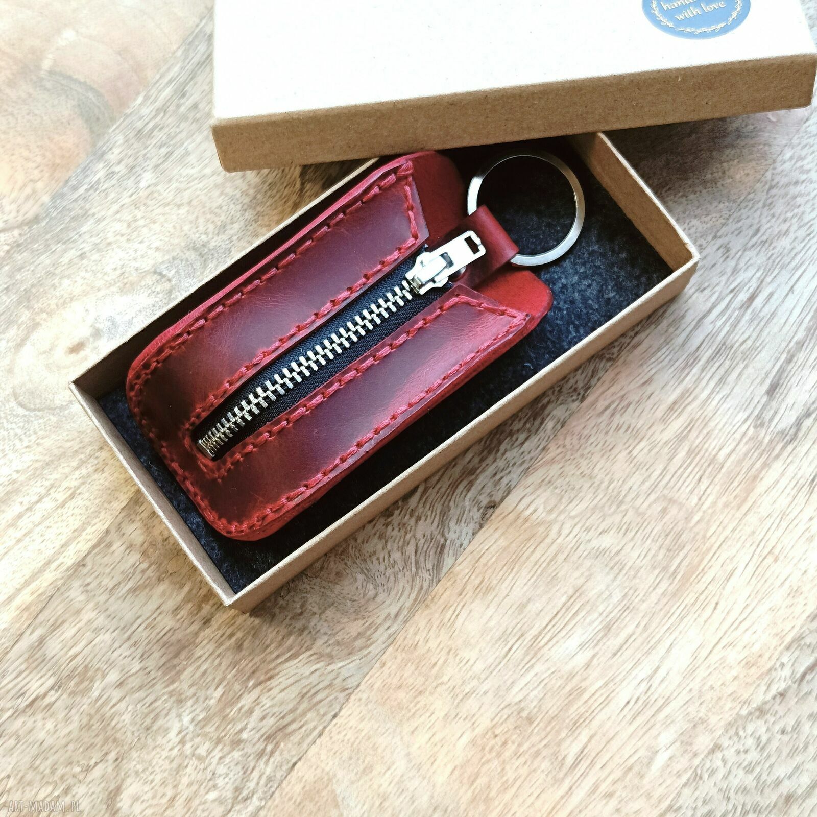 Personalizowane skórzane etui na klucze z grawerem imienia i inicjałów
