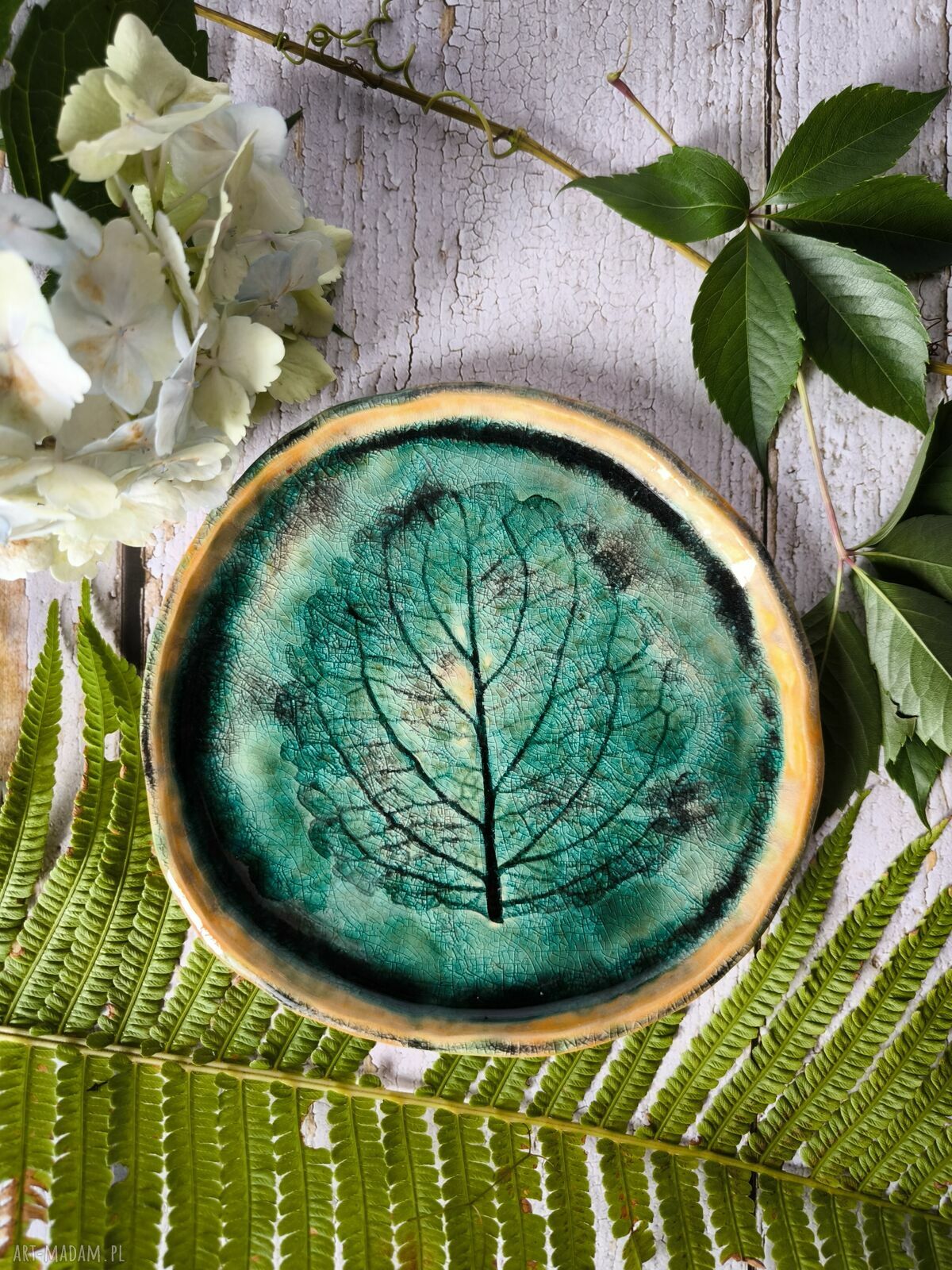 Kolorowa podstawka ceramiczna z motywem roślinnym na biżuterię