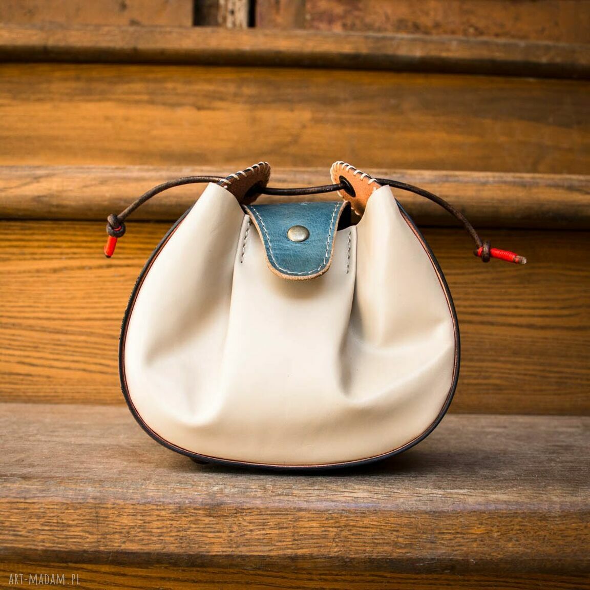 Mini torebka skórzana handmade z roślinnej skóry w kolorach beż, róż i niebieski