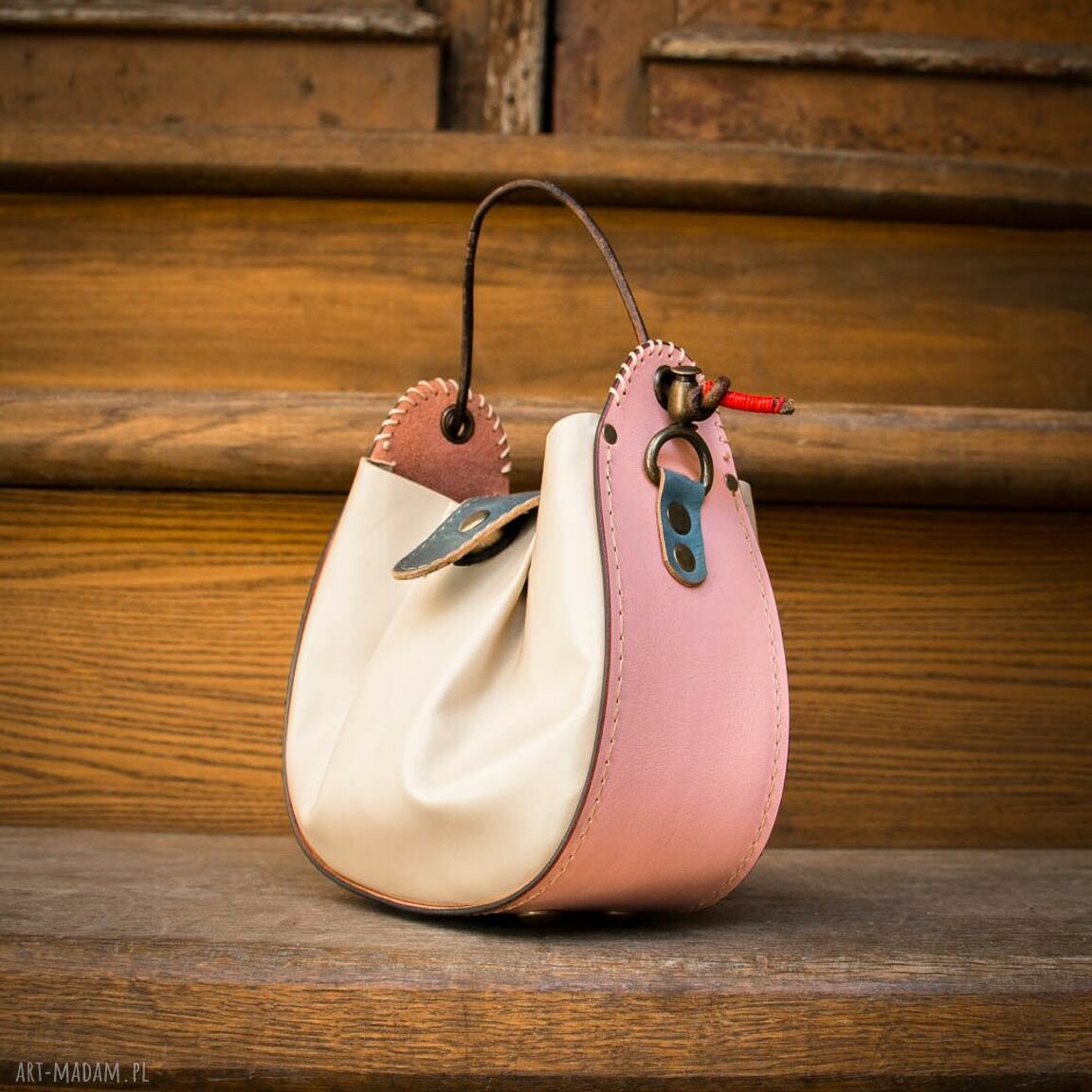 Mini torebka skórzana handmade z roślinnej skóry w kolorach beż, róż i niebieski