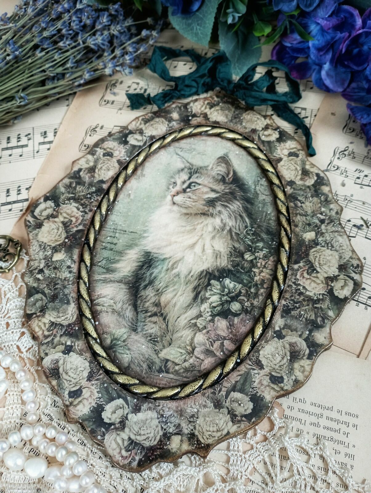Piękny medalion z kotkiem i różami Magiczny Kotek - dekoracja vintage 20x24 cm