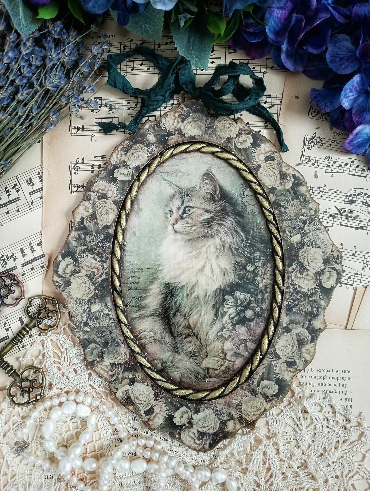 Piękny medalion z kotkiem i różami Magiczny Kotek - dekoracja vintage 20x24 cm