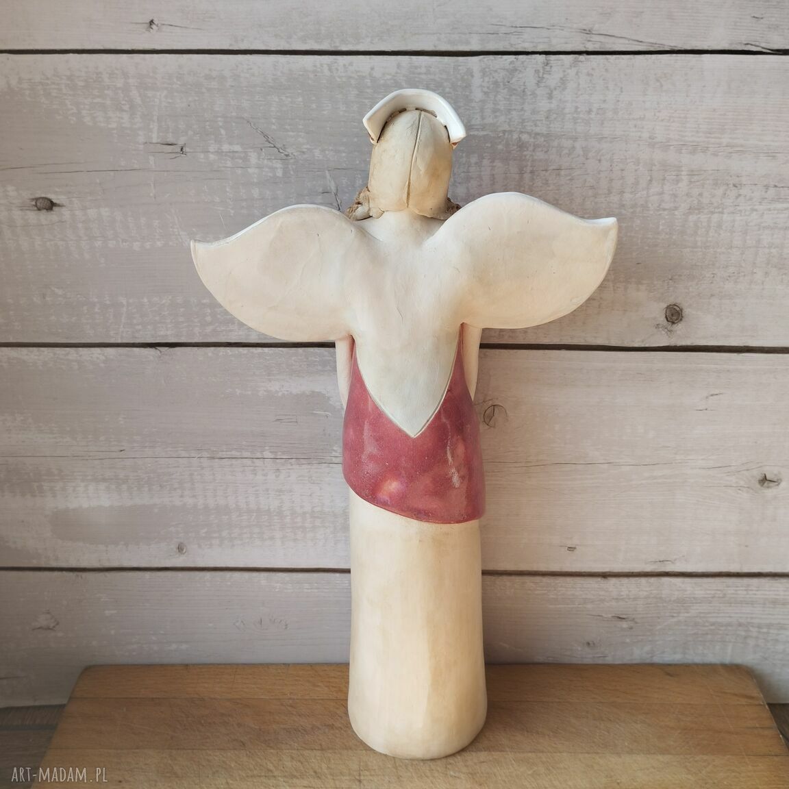Pielęgniarka w różowym fartuszku - anioł z sercem z ceramiki handmade