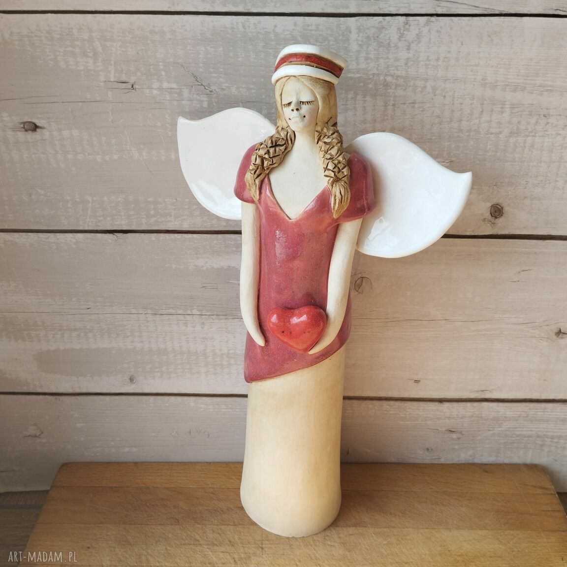 Pielęgniarka w różowym fartuszku - anioł z sercem z ceramiki handmade