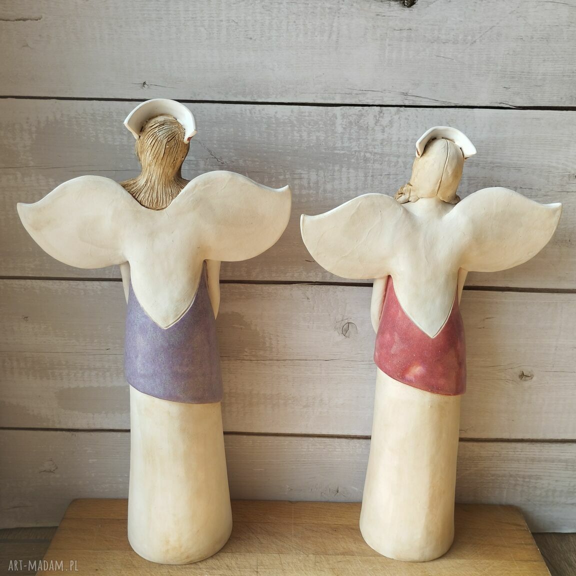 Anioł ceramiczny dla pielęgniarki i położnej z sercem - rękodzieło handmade