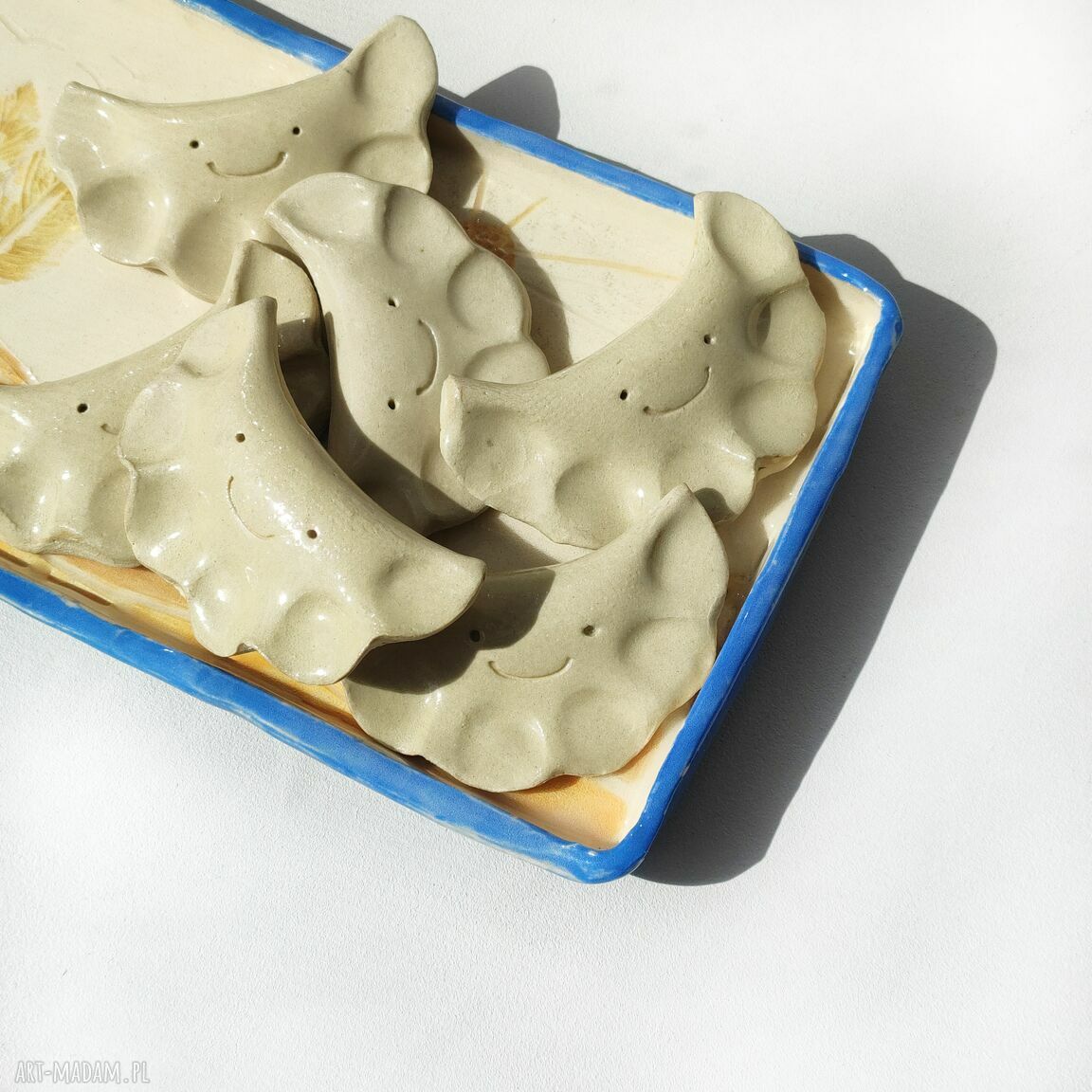 Broszka pierożek - ceramiczna przypinka z ceramiki i stali nierdzewnej