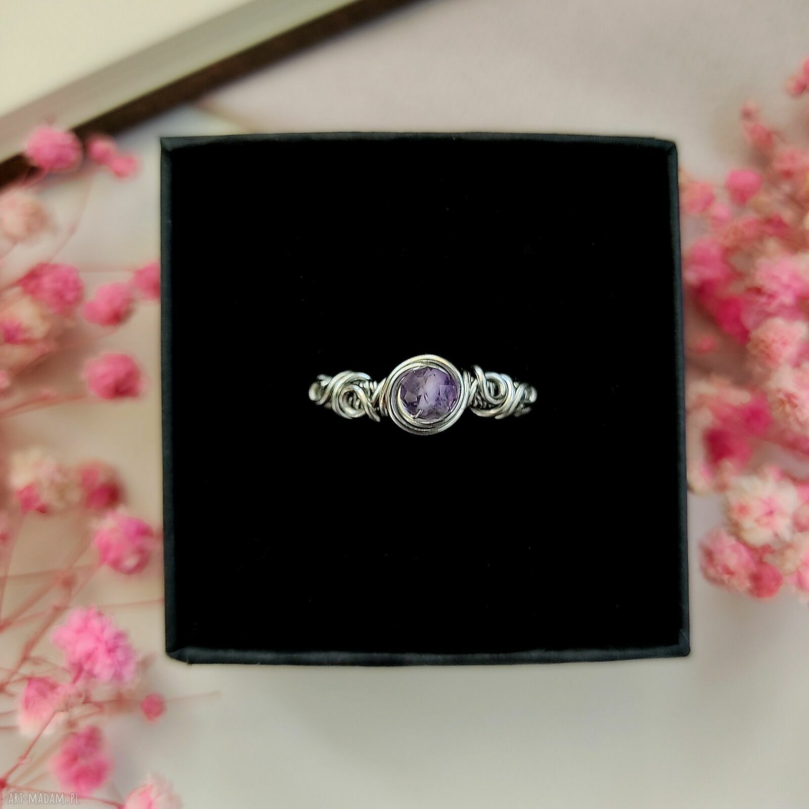 Pierścionek z ametystem - regulowany wire wrapping ze stali chirurgicznej