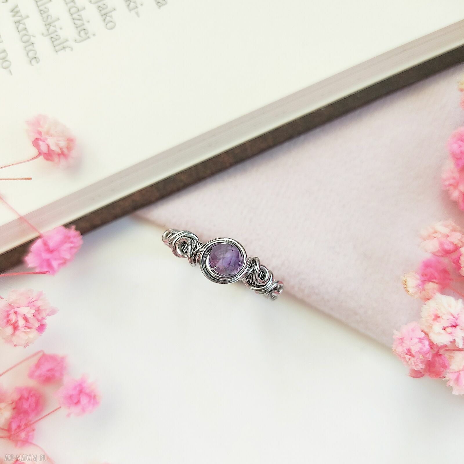 Pierścionek z ametystem - regulowany wire wrapping ze stali chirurgicznej